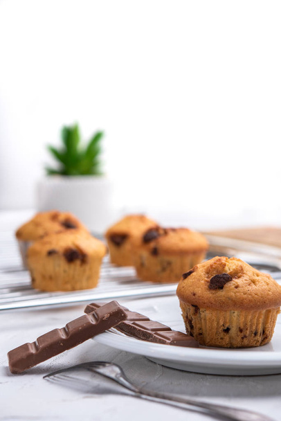 Finom csokoládé muffinok fehér alapon - Fotó, kép