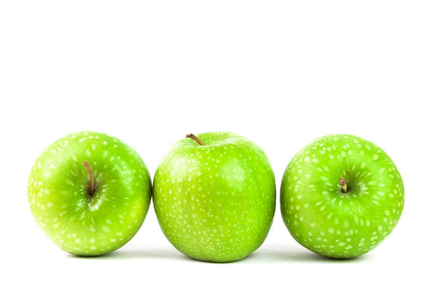 Zielone jabłka na białym tle. Zdrowa żywność - Zdjęcie, obraz
