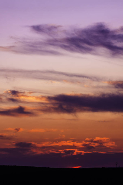 夕日と雲に照らされた赤い空の風景 - 写真・画像