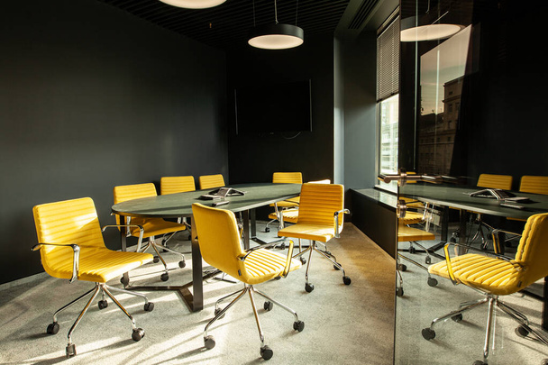 Μοντέρνο εσωτερικό γραφείου με ηλιακό φως και κίτρινες καρέκλες  - Φωτογραφία, εικόνα
