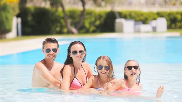Ευτυχισμένη οικογένεια των τεσσάρων στην πισίνα - Πλάνα, βίντεο