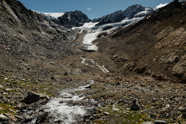 Berge und Gletscher bei Melago an einem sonnigen Sommertag - Foto, Bild