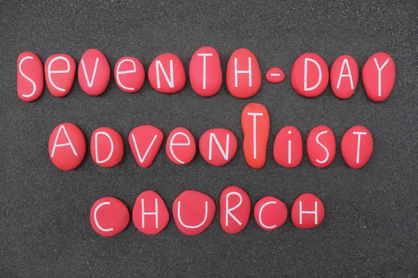Adventistická církev sedmého dne, evangelická křesťanská denominace, která se vyznačuje dodržováním soboty, kompozice s červenými kameny nad černým pískem - Fotografie, Obrázek