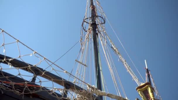 El mástil de un barco pirata. Un viejo barco de madera. Primer plano - Imágenes, Vídeo
