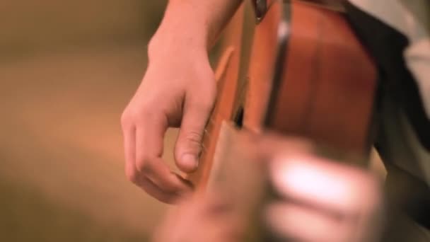 Hombre tocando acordes en una guitarra clásica, cámara lenta
 - Metraje, vídeo