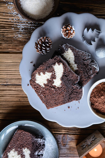 ココアとココナッツのクリスマスのパンは粉砂糖を振りかけた - 写真・画像