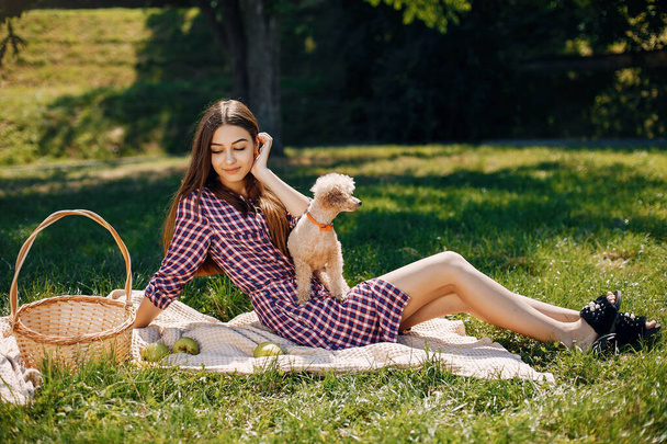 Elegant and stylish girl in a spring park - Foto, Imagen