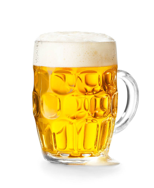 Hrnek čerstvého piva na bílém pozadí - Fotografie, Obrázek