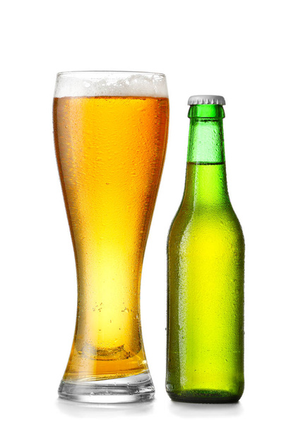 Бутылка и стакан свежего пива на белом фоне - Фото, изображение