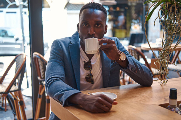 Hombre está disfrutando del café en la cafetería
 - Foto, Imagen