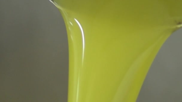 Natives Olivenöl extra fällt in eine Ölmühle - Filmmaterial, Video