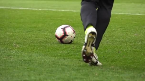 Primer plano Jugador de fútbol patea la pelota, cámara lenta
 - Imágenes, Vídeo