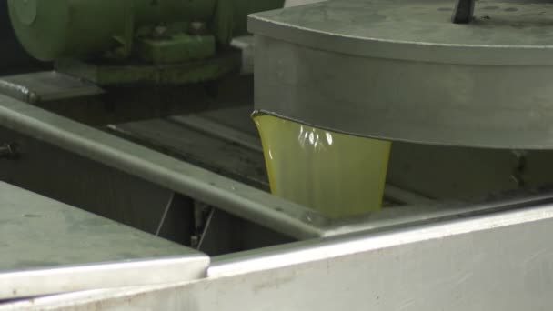 Μηχανή βιομηχανικού ελαιοτριβείου που παράγει εξαιρετικό παρθένο ελαιόλαδο - Πλάνα, βίντεο