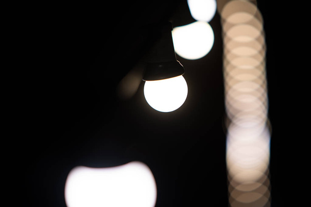 Лампочки, що звисають від гойдалок, Декор освітлення
 - Фото, зображення