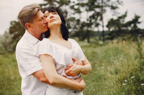 schönes erwachsenes Paar verbringt Zeit in einem Sommerfeld - Foto, Bild