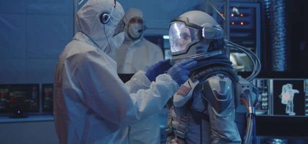Astronaute et scientifiques testant la combinaison spatiale
 - Photo, image