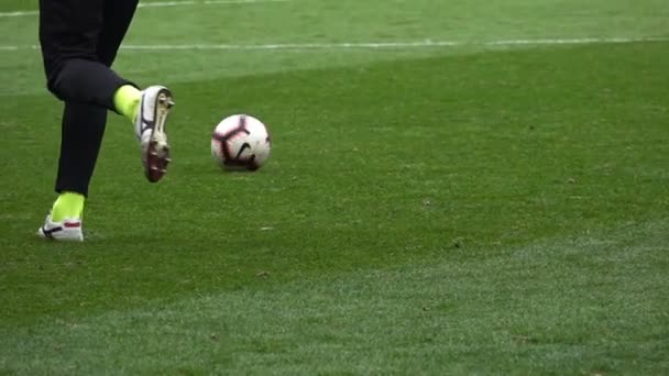 Close-up Jogador de futebol chuta a bola, câmera lenta
 - Filmagem, Vídeo