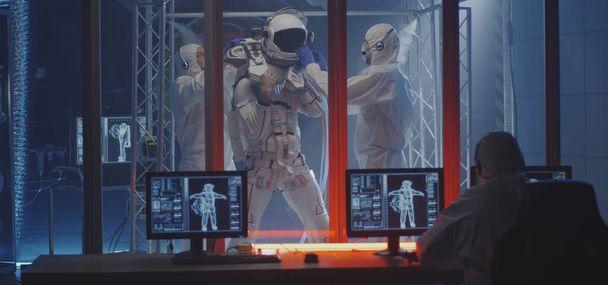 Вчені одягають астронавта
 - Фото, зображення