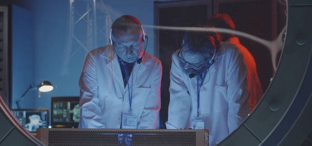 Επιστήμονες που διεξάγουν μια δοκιμή σε ένα εργαστήριο - Φωτογραφία, εικόνα