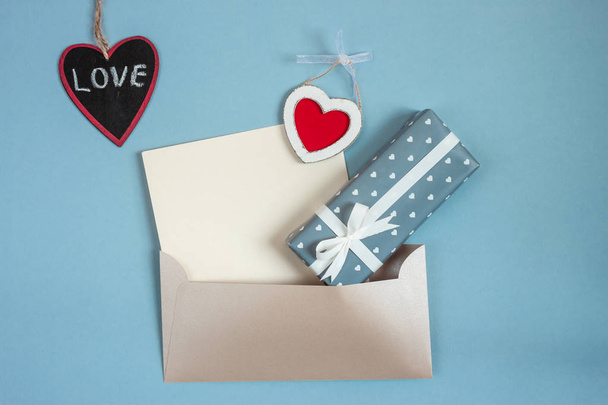 valentines day hearts envelope and wrapped gift - Foto, Bild