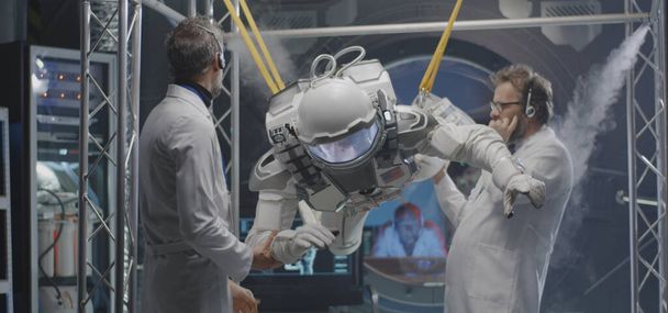 Tiedemiehet ja astronautti testaavat nollan painovoiman olosuhteita
 - Valokuva, kuva