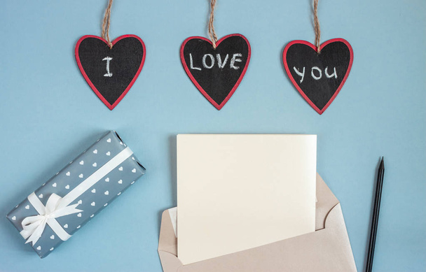 valentines day hearts envelope and wrapped gift - Foto, Imagem