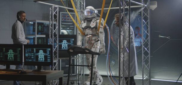 Astronauta caminando en una cinta de correr
 - Foto, imagen