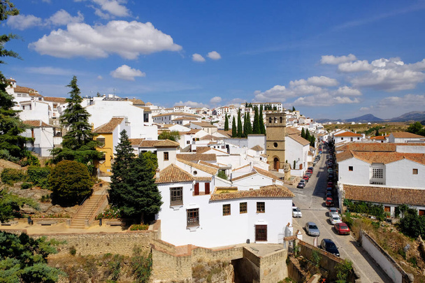 Ronda, Endülüs, İspanya 'da beyaz evleri olan bir şehir. - Fotoğraf, Görsel