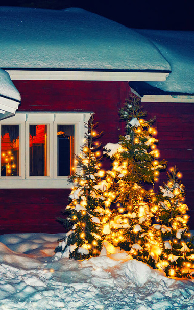 Casa granja de renos en invierno Laponia Finlandia noche nueva
 - Foto, Imagen