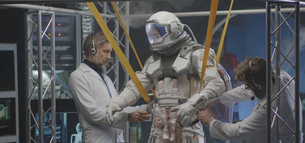 Wissenschaftler befestigen Antigravitationsbänder an Astronauten - Foto, Bild