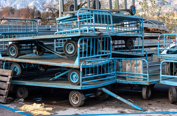 Hurdaya atılmış eski mavi metal tramvaylar. - Fotoğraf, Görsel