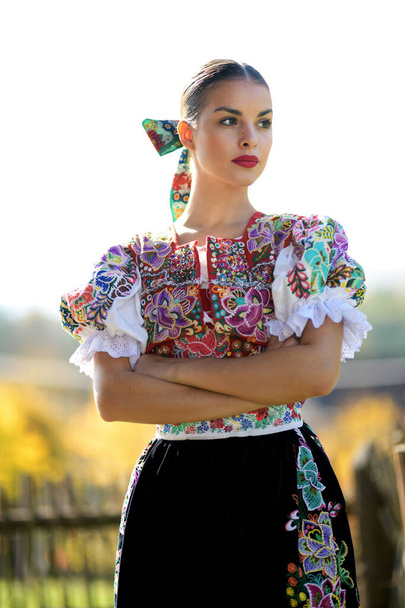 Joven hermosa eslovaca folklore mujer en traje tradicional
 - Foto, imagen