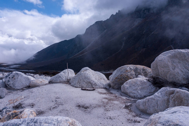Caminho de pedra no vale de Khumbu, área de montagem Ama Dablam
 - Foto, Imagem