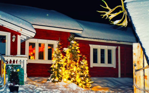 Casa em renas fazenda inverno Lapônia Finlândia noite nova
 - Foto, Imagem