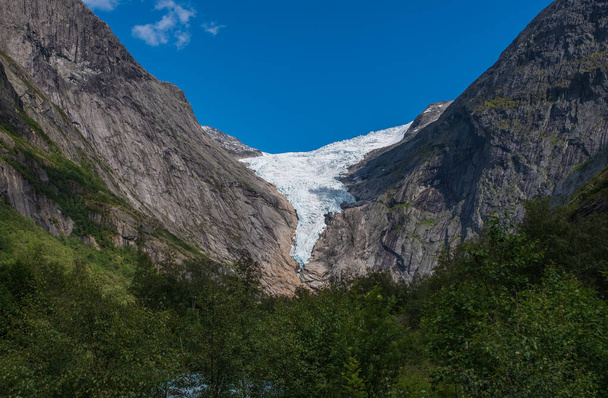 Briksdalsbreen jest ramieniem lodowca Jostedalsbreen w Briksdalsbre Mountain Lodge w Norwegii. lipiec 2019 - Zdjęcie, obraz