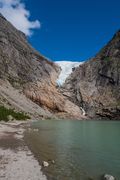 Briksdalsbreen é um braço glaciar de Jostedalsbreen, Briksdalsbre Mountain Lodge, Noruega. Julho de 2019
 - Foto, Imagem