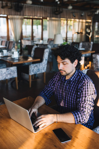 Homem freelancer com laptop trabalha em um café
 - Foto, Imagem