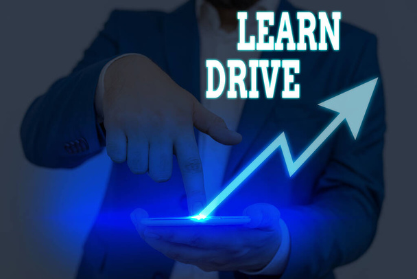 Escritura a mano conceptual que muestra Learn Drive. Texto de foto de negocios para adquirir el conocimiento o la habilidad en la conducción de un vehículo de motor
. - Foto, imagen