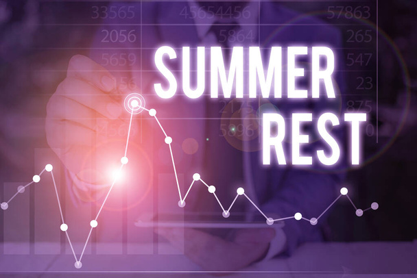 Pismo odręczne Summer Rest. Pojęcie to oznacza robienie wakacyjnej przerwy lub odpoczynek w pracy lub szkole latem. - Zdjęcie, obraz