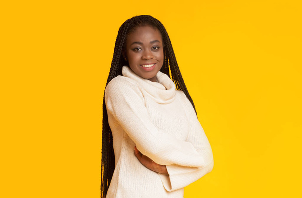 Успішна дівчина на афро посміхається на жовтому тлі
 - Фото, зображення