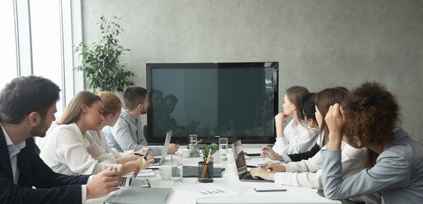 Ділові люди дивляться онлайн-презентацію на екрані телевізора
 - Фото, зображення