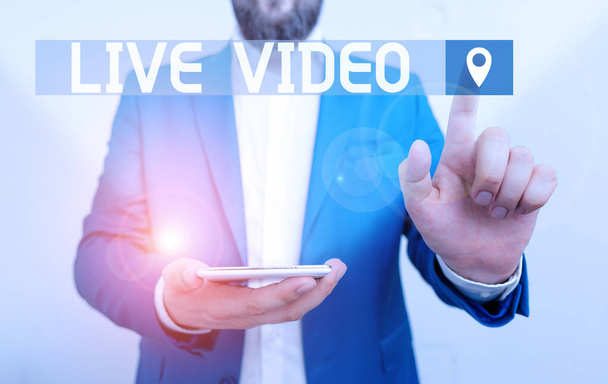 Rukopis psaní textu Live Video. Koncept znamená vysílání živého videa nebo streamingfeed pro online publikum Podnikatel v modrém apartmá s břišní střechou ukazující prstem. - Fotografie, Obrázek