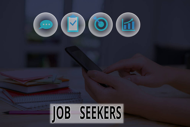 Pisanie tekstu Job Seekers. Koncepcja biznesowa dla bezrobotnych demonstrująca, kto aktywnie poszukuje zatrudnienia. - Zdjęcie, obraz