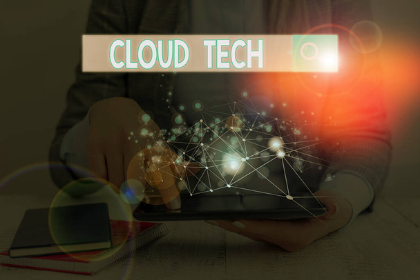 Текст запису слів Cloud Tech. Концепція бізнесу для зберігання та доступу до даних та програм через Інтернет. - Фото, зображення