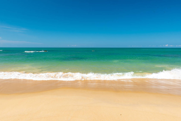 Bela onda na praia, água limpa, areia branca
  - Foto, Imagem