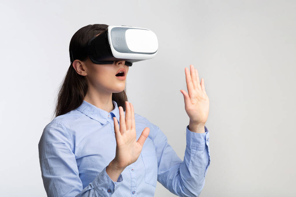 stupito affari signora in realtà virtuale cuffia in piedi in studio
 - Foto, immagini