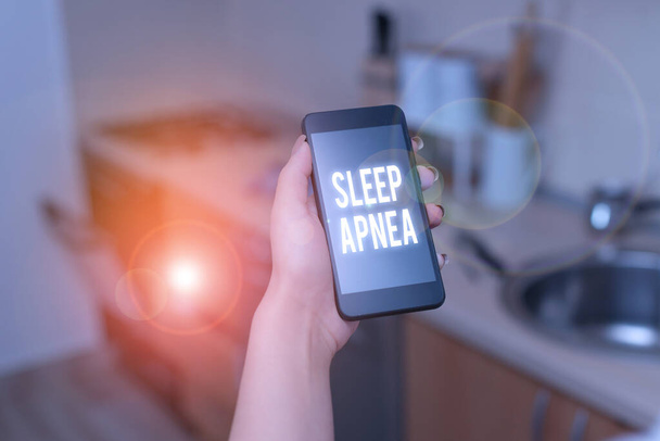 Fogalmi kézírás alvási apnoéról. Üzleti fotó szöveges rendellenesség, amely bizonyítja, többször leáll a légzés, ha alszik nő segítségével okostelefon és technológiai eszközök az otthoni. - Fotó, kép