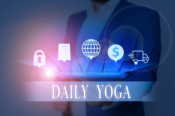 Sinal de texto mostrando Yoga diário. Série de fotos conceituais de exercícios de Yoga para treinar diferentes partes do seu corpo
. - Foto, Imagem