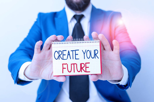 Κείμενο γραφής λέξεων Δημιουργήστε το μέλλον σας. Business concept for Set Target and Career goals Σχέδιο για το μέλλον Προσεγγίστε τον Άνθρωπο κατέχει κενό χαρτί με αντίγραφο χώρο μπροστά του Αντιγραφή χώρου. - Φωτογραφία, εικόνα
