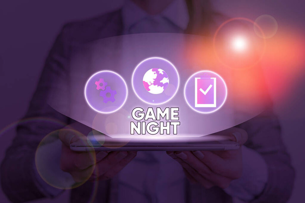 Znak tekstowy pokazujący Game Night. Konceptualne wydarzenie fotograficzne, podczas którego ludzie spotykają się w celu zaliczenia. - Zdjęcie, obraz
